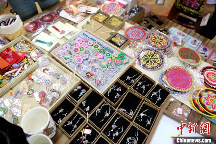 圖為盤繡作品?！⊙Φ?攝