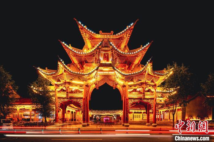 夜幕下的臨夏縣河州苑。夏雨 攝