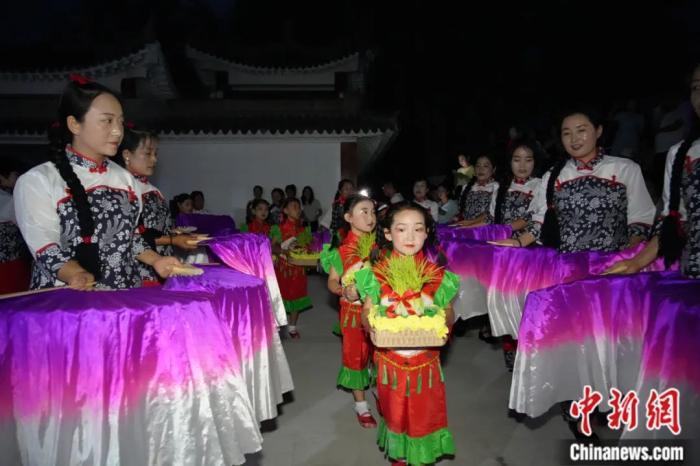 甘肅省西和縣姜席鎮(zhèn)晚霞湖畔，當(dāng)?shù)孛耖g舉行盛大的乞巧儀式。魏朵朵 攝