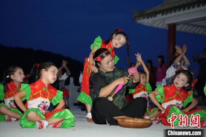 甘肅省西和縣小朋友們迎接“巧娘娘”。魏朵朵 攝