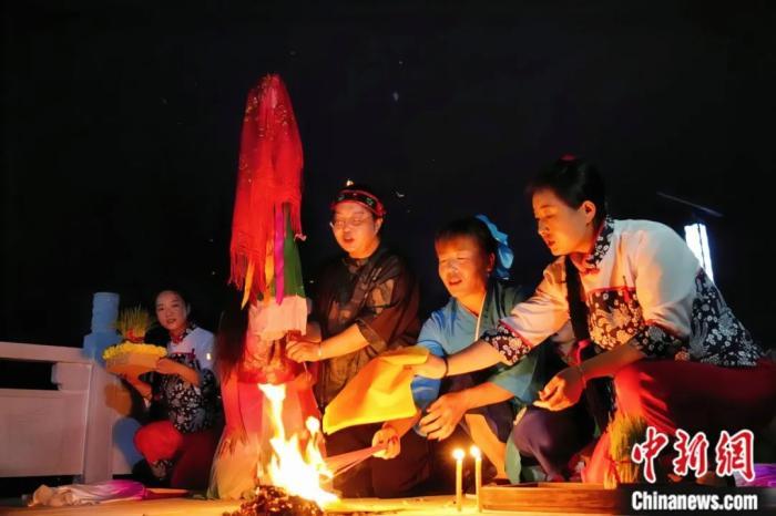 持續(xù)七天八夜的乞巧節(jié)正在西漢水上游的甘肅省西和縣進(jìn)行。西和縣姜席鎮(zhèn)晚霞湖畔，民眾“巧頭”點蠟、炷香、焚裱紙、跪拜，準(zhǔn)備將“巧娘娘”請進(jìn)院。魏朵朵 攝