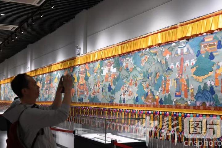 圖為觀眾觀看唐卡《涼州會盟》。 中新社記者 戴文昌 攝