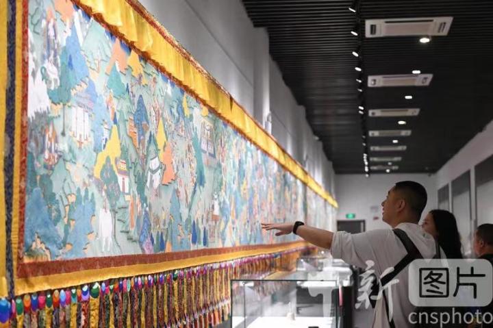 圖為觀眾參觀唐卡《涼州會盟》。 中新社記者 戴文昌 攝