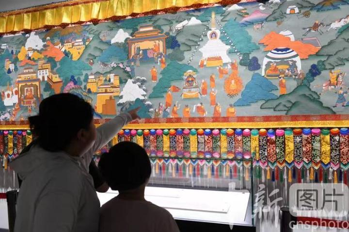 圖為觀眾觀看唐卡《涼州會盟》。 中新社記者 戴文昌 攝