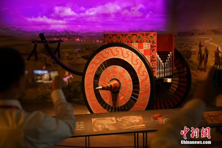 8月16日，甘肅省天水市張家川回族自治縣馬家塬車輿博物館內(nèi)，游客拍攝等比例的戰(zhàn)國(guó)西戎車輿復(fù)制品。