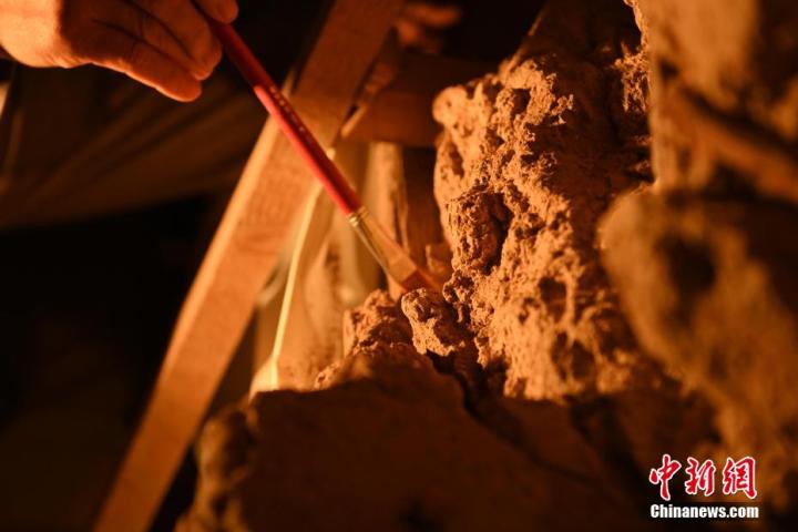 8月25日，文物修復(fù)師牟常有進(jìn)行文物修復(fù)工作。