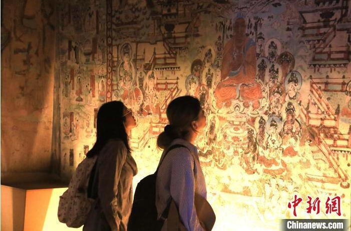 2023年8月27日，游客在甘肅省敦煌市博物館參觀文物展。張曉亮 攝(資料圖)
