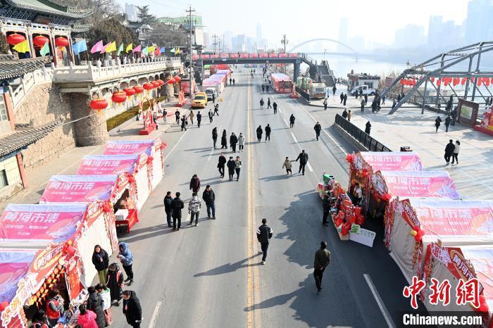 1月30日，蘭州黃河畔的年貨集市吸引顧客選購年貨。九美旦增 攝</p><p>