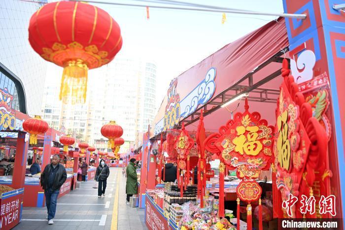 1月30日，蘭州街頭琳瑯滿目的年貨吸引顧客選購。九美旦增 攝</p><p>