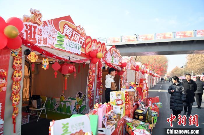 1月30日，蘭州黃河畔的年貨集市吸引顧客選購年貨。九美旦增 攝</p><p>