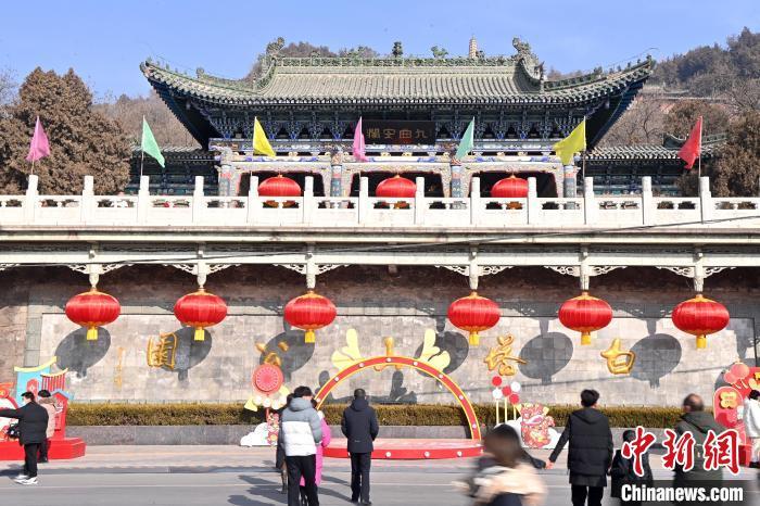 1月30日，裝扮一新的蘭州白塔山公園節(jié)日氛圍濃厚。九美旦增 攝</p><p>