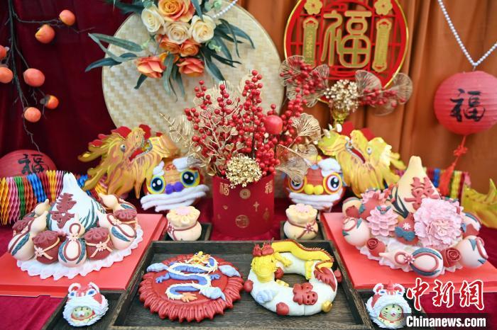 1月25日，春節(jié)臨近，蘭州一花饃店“龍”元素花饃熱銷。圖為展出的“龍”元素花饃。九美旦增 攝