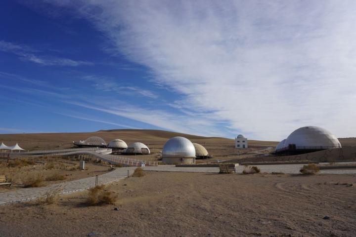 2023年11月28日拍攝的甘肅省武威市民勤縣“摘星小鎮(zhèn)”一角。新華社記者 賈釗 攝