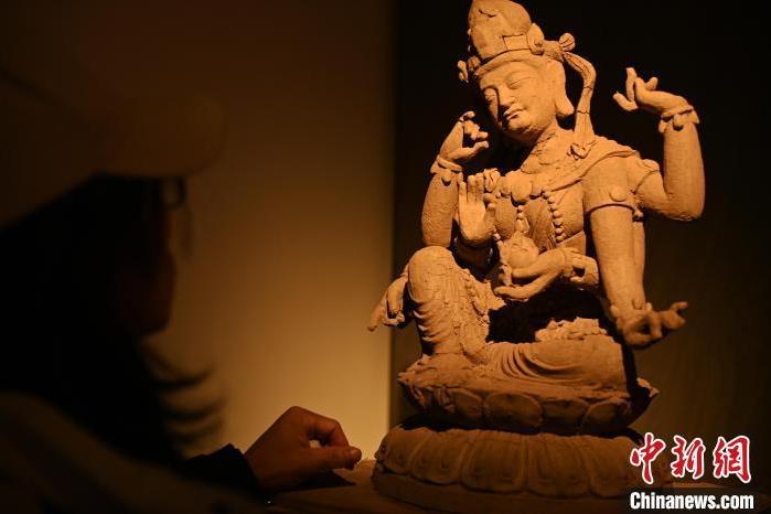 圖為季茂杰觀察自己創(chuàng)作的敦煌木雕。李亞龍 攝