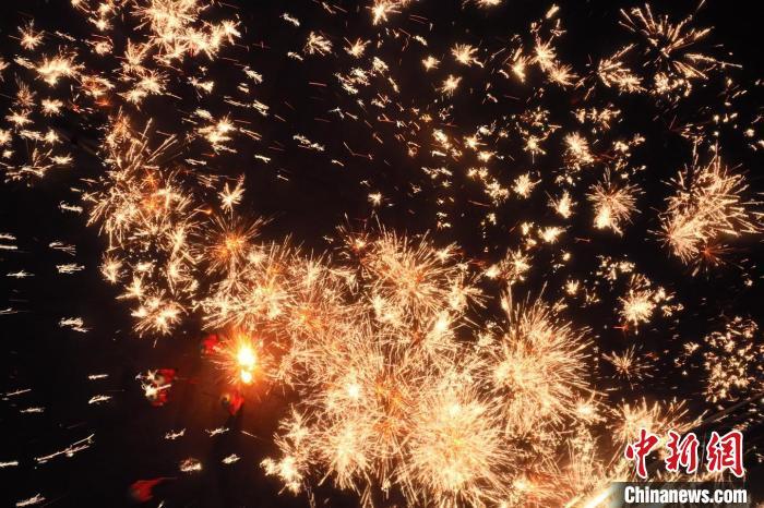 灼熱的鐵水在空中迸散。在空中形成“鐵花火雨”的景象，似天女散花，似群星漫天，如夢如幻，美不勝收。侯奇志 攝</p>
<p>