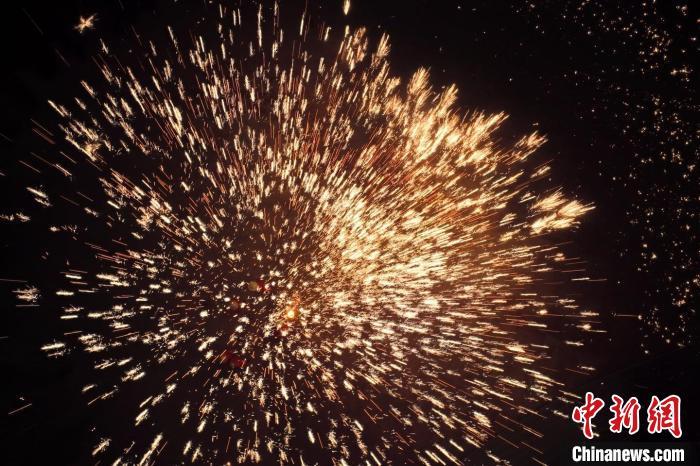 據(jù)悉，“花”與“發(fā)”諧音，取“打花打花，越打越發(fā)”之意?！按蜩F花”不僅蘊(yùn)含著人們祈福納祥的美好愿望，也展現(xiàn)了民間生鐵冶煉傳統(tǒng)技藝的工匠精神。侯奇志 攝