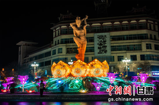 2024年春節(jié)期間，敦煌市中心盤旋路上的反彈琵琶燈組。王斌銀 攝