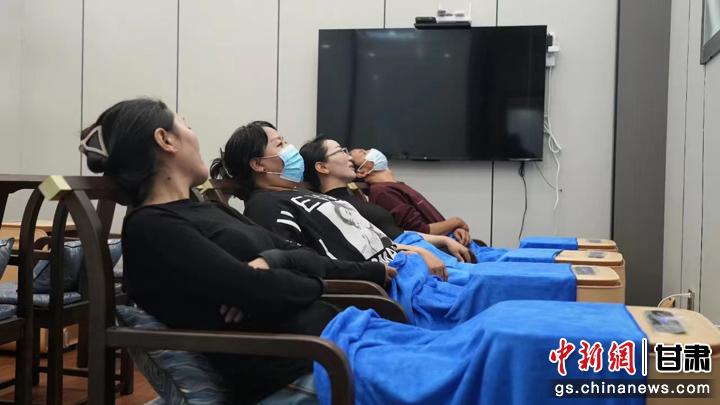 圖為當(dāng)?shù)鼐用耋w驗藏醫(yī)院診療。卓瑪草 攝