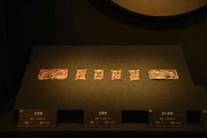 張家川縣馬家塬車(chē)輿博物館展陳的馬家塬遺址出土的金項(xiàng)飾、金腰飾、金人畫(huà)飾等。李亞龍 攝　　