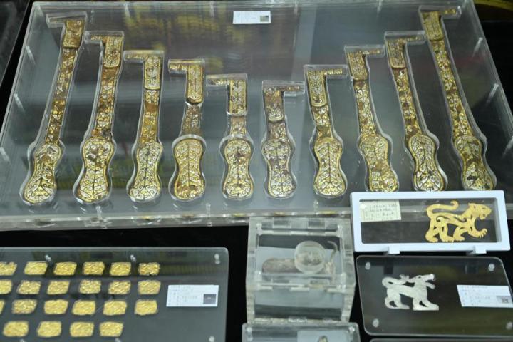 張家川馬家塬出土的金帶飾、大角羊、人形鉛俑及狼形銀車(chē)輿飾等文物。