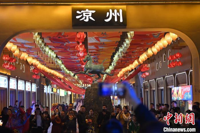 圖為游人拍攝煥然一新亮相的街區(qū)。李亞龍 攝</p>
<p>