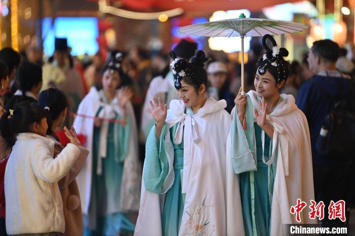 圖為街區(qū)人員著傳統(tǒng)服飾與游人互動(dòng)。李亞龍 攝</p>
<p>