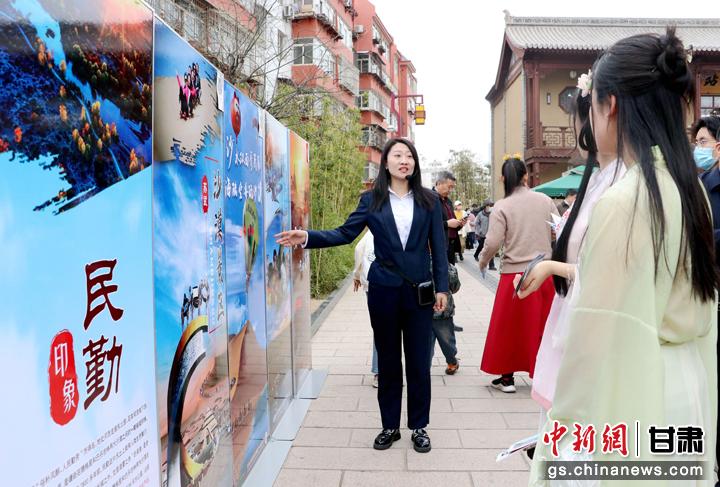 3月下旬，民勤縣在天水啟漢樓廣場舉行推介會，宣傳本地旅游資源和農(nóng)特優(yōu)產(chǎn)品。圖為工作人員向游客介紹民勤自然風(fēng)光、歷史文化。馬愛彬 攝