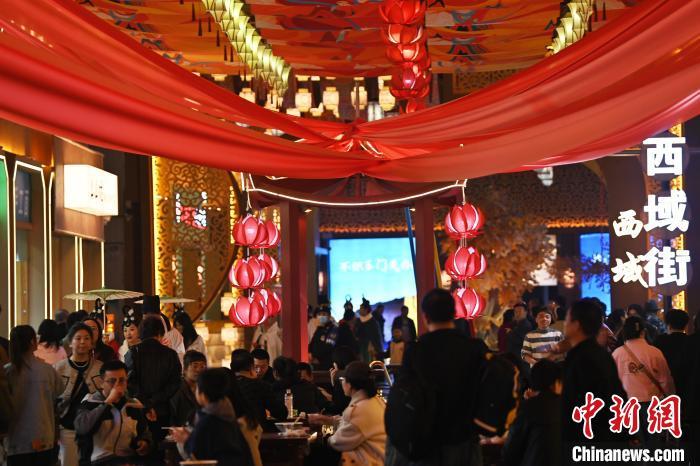 圖為街區(qū)現(xiàn)場(chǎng)游客絡(luò)繹不絕。李亞龍 攝</p><p>