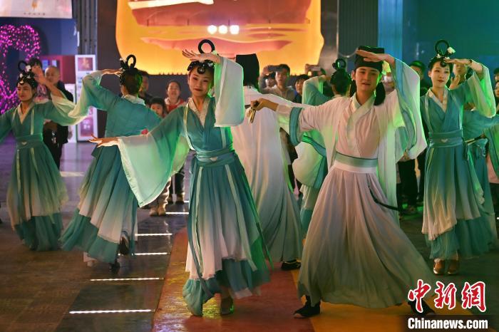 圖為工作人員進(jìn)行舞蹈表演。李亞龍 攝</p><p>