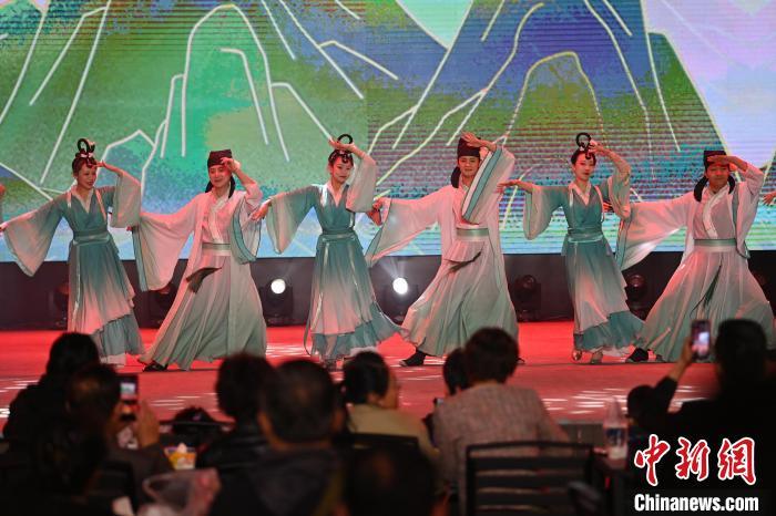 圖為工作人員進(jìn)行舞蹈表演。李亞龍 攝