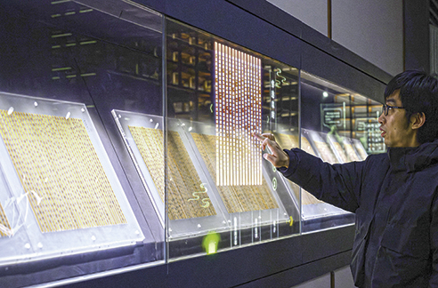 3月6日，工作人員在荊門市博物館新館內(nèi)楚簡展廳展示使用互動(dòng)裝置。新華每日電訊記者　胡競文