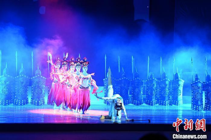 2023年2月18日，蘭州歌舞劇院創(chuàng)排的大型舞劇《大夢敦煌》。　　九美旦增 攝