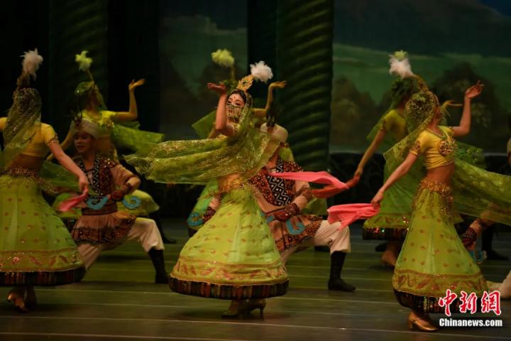 2024年2月23日晚，中國(guó)經(jīng)典舞劇《絲路花雨》在甘肅蘭州演出恭賀新春。李亞龍 攝