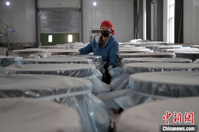 5月10日，工作人員檢查裝有酒糟的壇子。九美旦增　攝