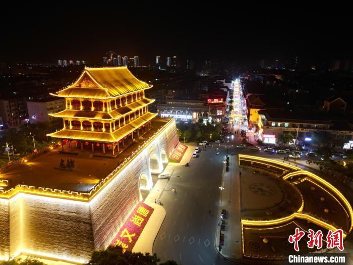 圖為武威市標(biāo)志性建筑涼州古城門燈光亮起。(無人機照片) 　戴文昌 攝</p><p>