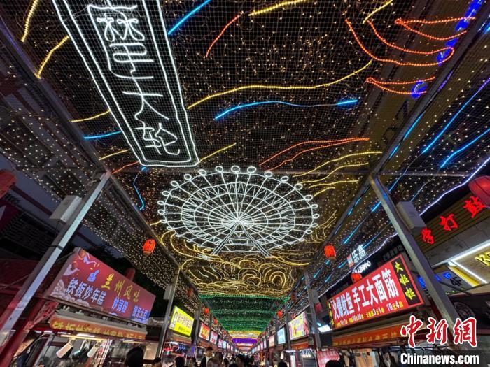 圖為明清街夜市燈光點亮具有武威文化元素的“摩天輪”彩燈?！〈魑牟?攝</p><p>