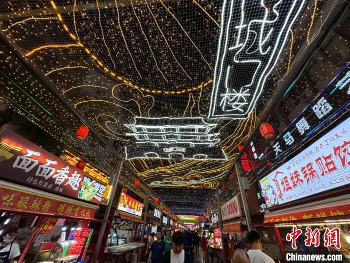 圖為明清街夜市燈光點亮具有武威文化元素的“涼州古城門”彩燈?！〈魑牟?攝</p><p>