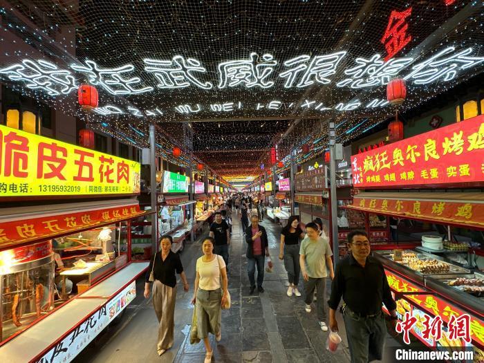 圖為明清街夜市燈光點亮“我在武威很想你”?！〈魑牟?攝</p><p>