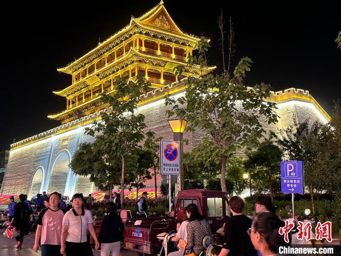 圖為夜幕降臨，涼州古城門燈光亮起?！〈魑牟?攝