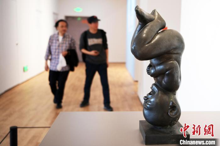 5月21日，觀眾參觀“絲路印跡”雕塑藝術(shù)作品展展出的雕塑作品。九美旦增 攝</p>
<p>