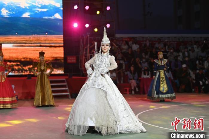 圖為開幕式現(xiàn)場蒙古族服飾秀。李亞龍 攝</p>
<p>