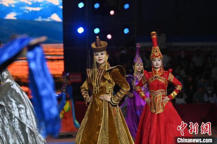 圖為開幕式現(xiàn)場蒙古族服飾秀。李亞龍 攝</p>
<p>