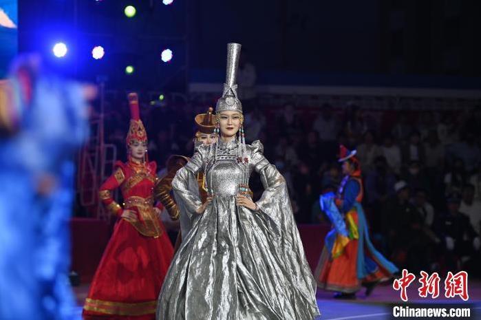 圖為開幕式現(xiàn)場蒙古族服飾秀。李亞龍 攝</p>
<p>