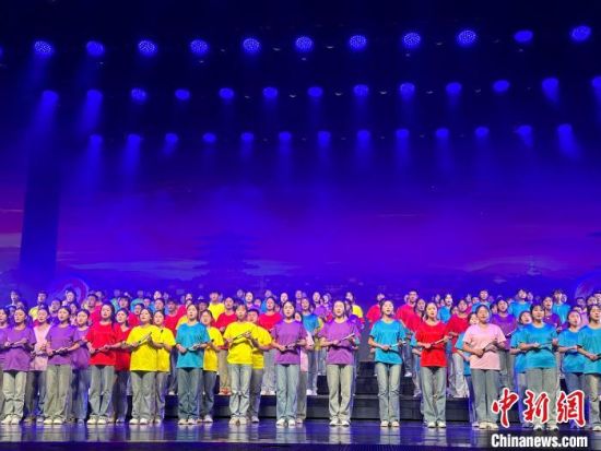 5月28日晚，“詩意甘肅·絲路長風(fēng)三千里”——月出涼州·武威詩會(huì)在甘肅省武威市漢唐天馬城舉行。楊娜 攝