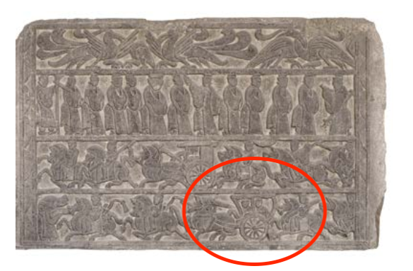 △漢代迎賓、車馬出行畫像石，現(xiàn)藏于臨沂市博物館。畫像石的第四層中有軺車出現(xiàn)。