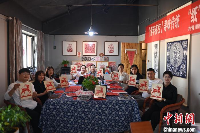 6月6日，在甘肅敦煌青年夜校課程中，青年學(xué)員展示學(xué)習(xí)敦煌非遺剪紙的成果。