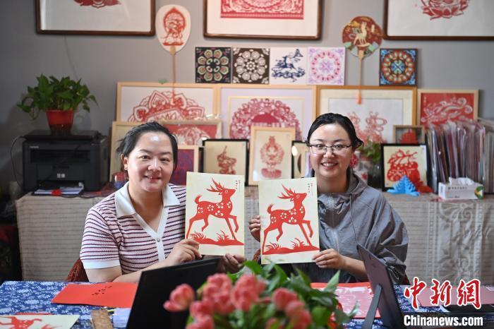 6月6日，在甘肅敦煌青年夜校課程中，青年學(xué)員展示學(xué)習(xí)敦煌非遺剪紙的成果。李亞龍 攝　　