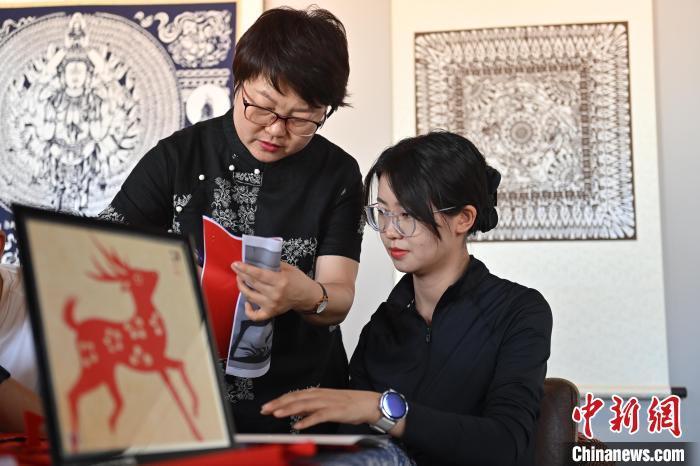 6月6日，在甘肅敦煌青年夜校課程中，青年學(xué)員學(xué)習(xí)敦煌非遺剪紙課程。李亞龍 攝