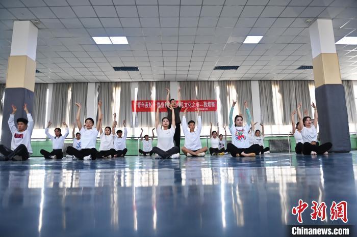 6月6日，在甘肅敦煌青年夜校課程中，青年學(xué)員學(xué)習(xí)敦煌舞課程。李亞龍 攝　　