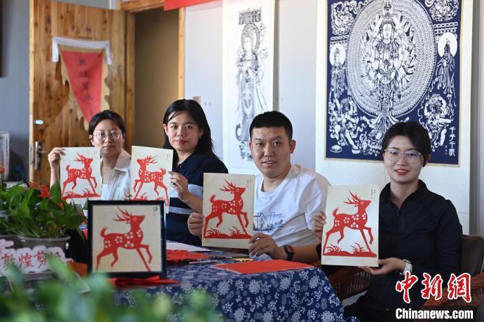 6月6日，在甘肅敦煌青年夜校課程中，青年學(xué)員展示學(xué)習(xí)敦煌非遺剪紙的成果。李亞龍 攝　　